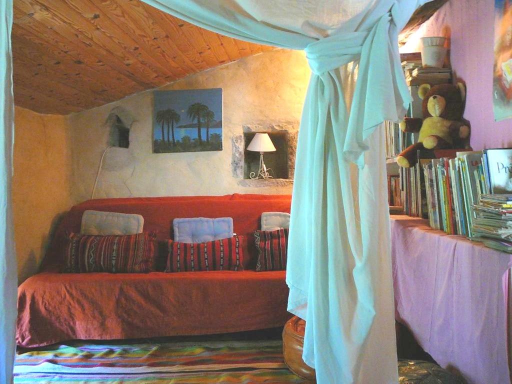 Maison de 4 chambres avec jacuzzi terrasse amenagee et wifi a Vesc photo 4