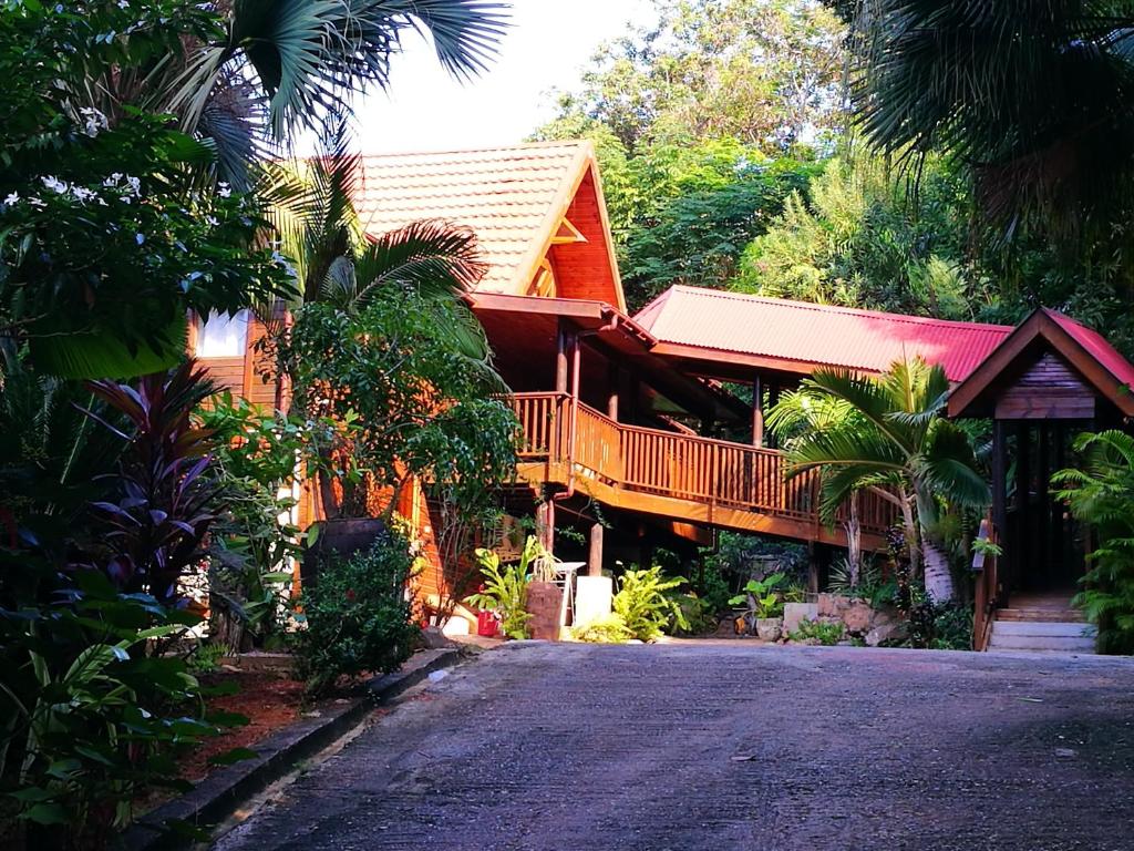 4 bedrooms villa with private pool and enclosed garden at Anse La Blague 2 km away from the beach photo 3
