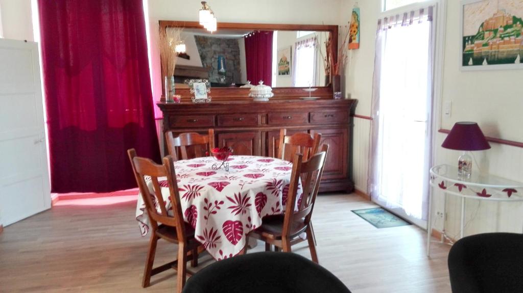 Maison de 2 chambres avec jardin clos et wifi a Sourdeval photo 2