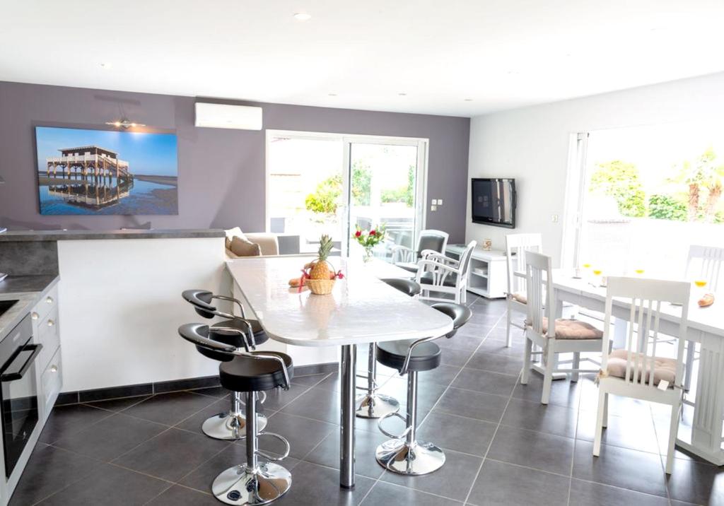 Villa de 5 chambres avec piscine privee jacuzzi et wifi a Ares a 1 km de la plage photo 4