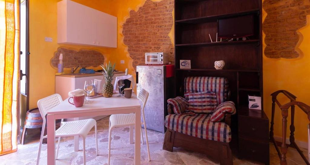 Studio with city view balcony and wifi at Castelbuono photo 2