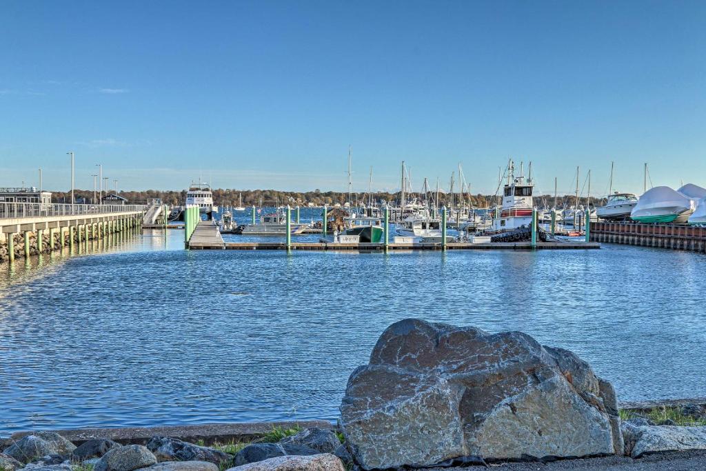 Inviting Salem Apartment Near Waterfront and Museums photo 2