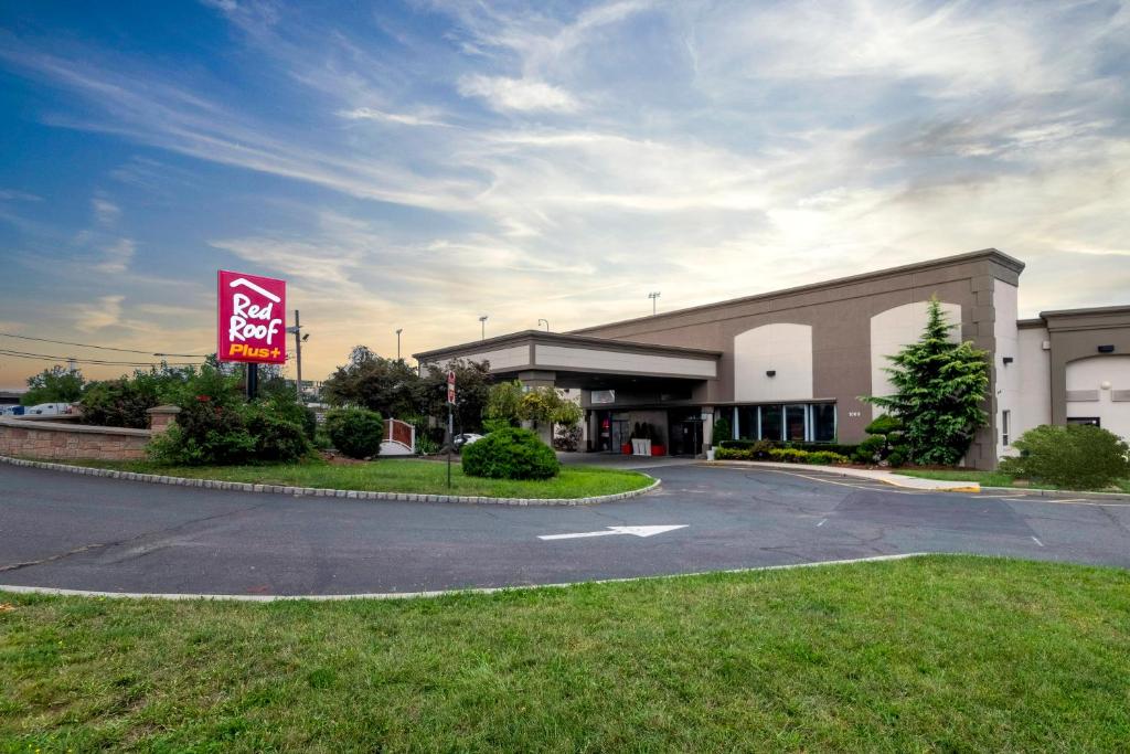 Red Roof Inn PLUS+ Newark Liberty Airport - Carteret image