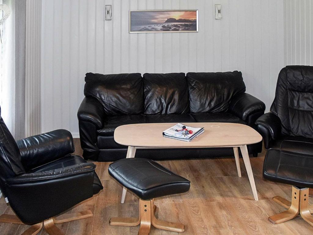 Three-Bedroom Holiday home in Måndalen photo 2