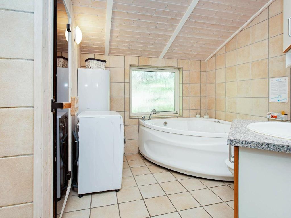 Five-Bedroom Holiday home in Juelsminde 1 photo 2