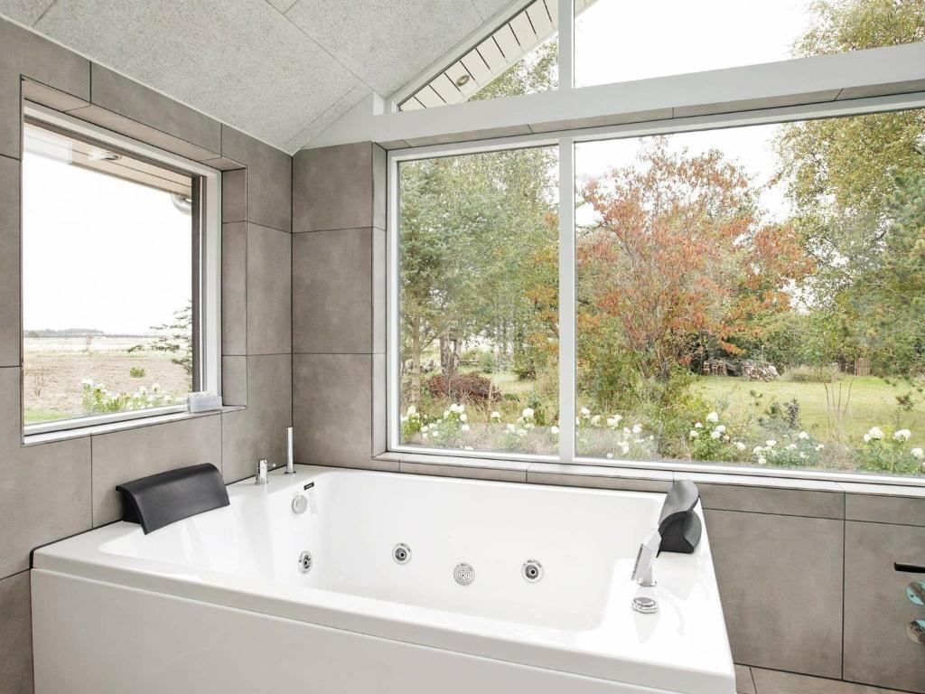 Two-Bedroom Holiday home in Tomrefjord photo 2