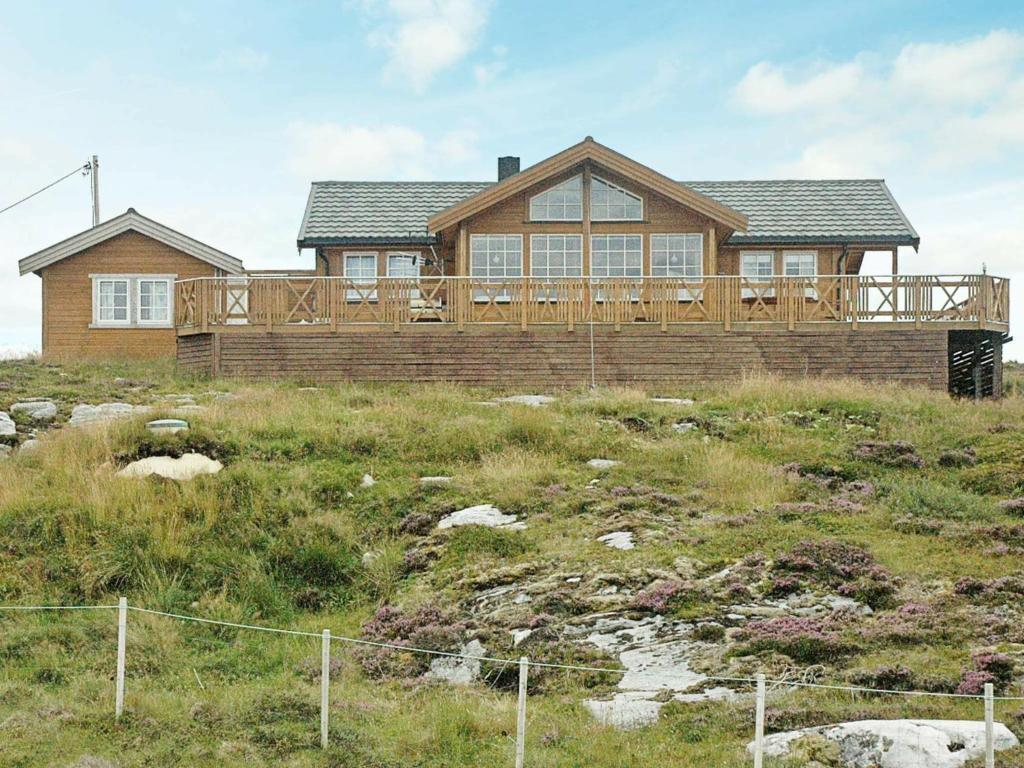 Three-Bedroom Holiday home in Dyrvik photo 3