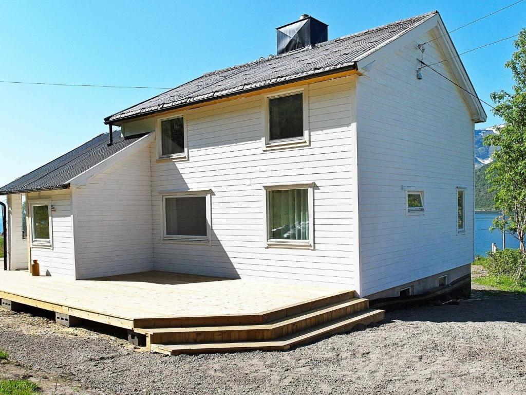 Four-Bedroom Holiday home in Arnøyhamn photo 1