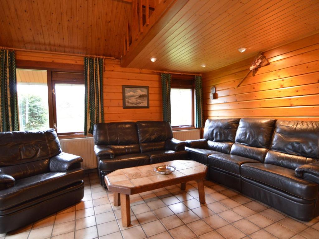 A wooden chalet located in a quiet and green photo 1