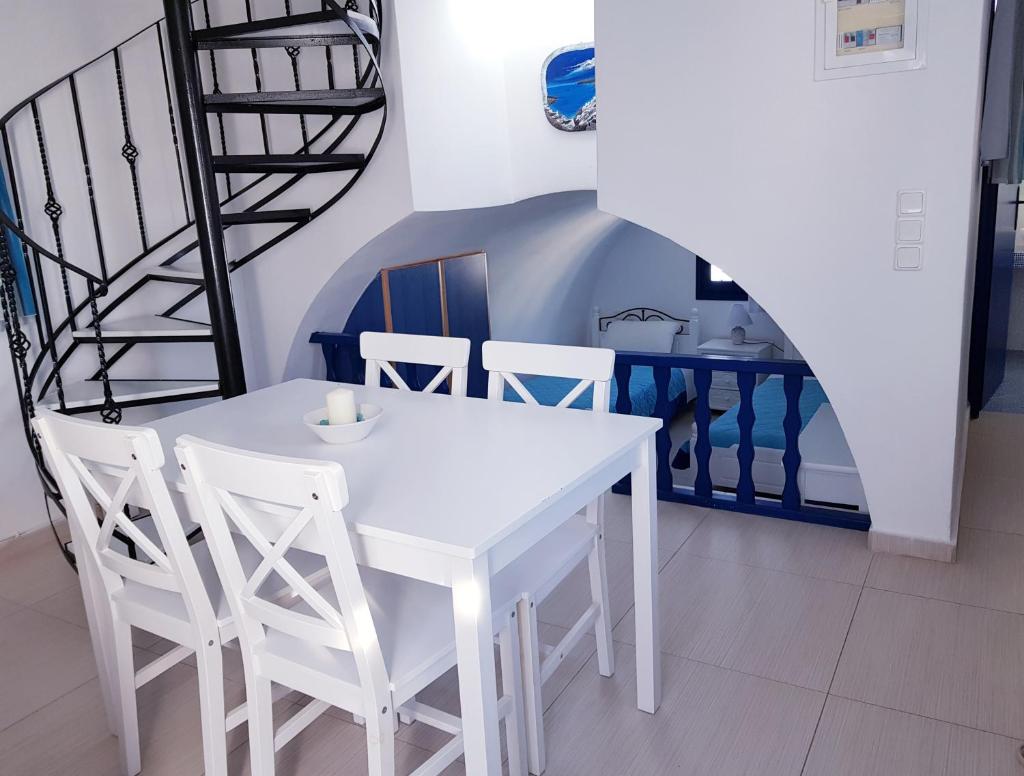 White & Blue photo 4