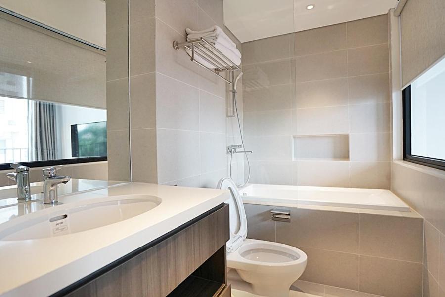Апартаменты (Апартаменты с балконом), Hanoi Home 3 - Beautiful Apartment in Tay Ho street