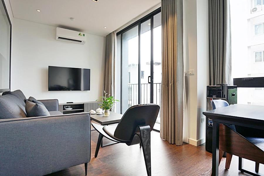 Апартаменты (Апартаменты с балконом), Hanoi Home 3 - Beautiful Apartment in Tay Ho street