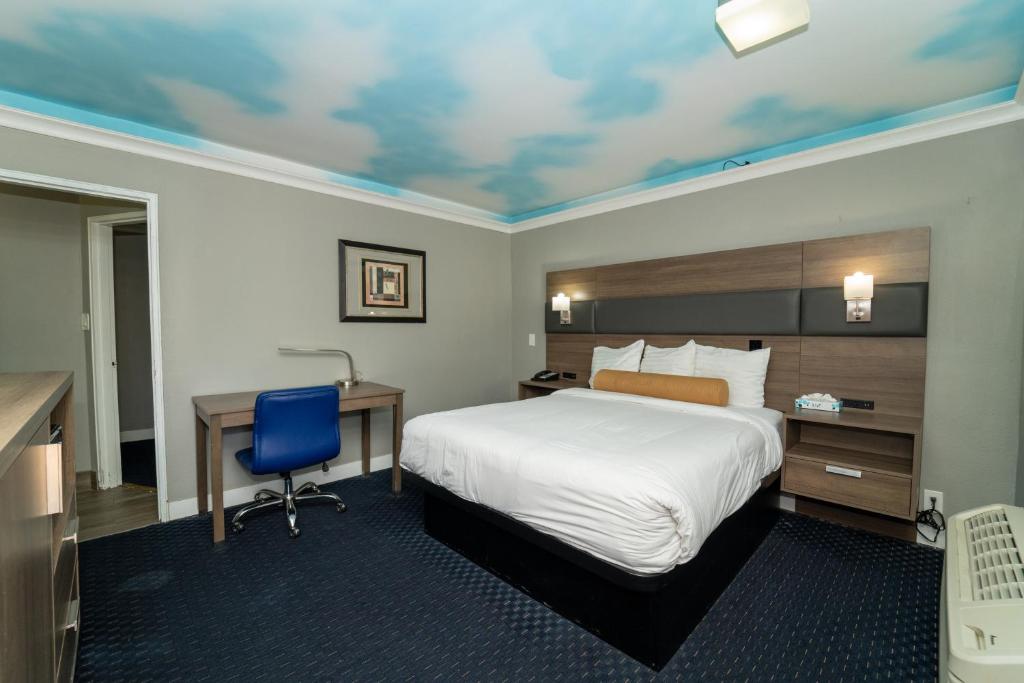 Двухместный (Номер с кроватью размера «king-size» - Для курящих), Hollywood Palms Inns & Suites
