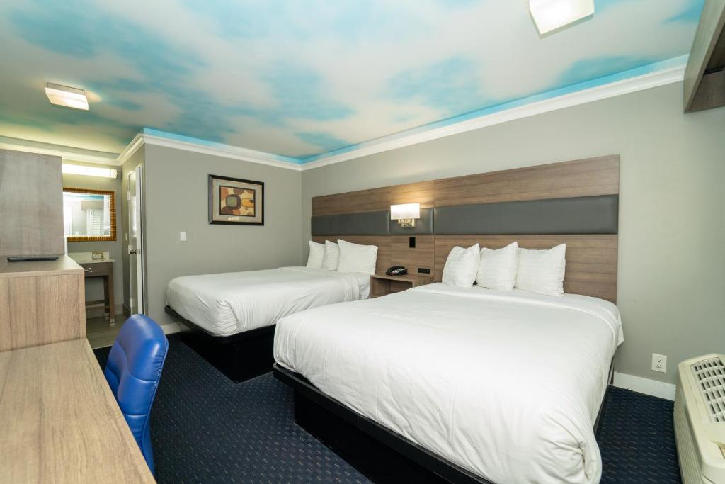 Hollywood Palms Inn and Suites image