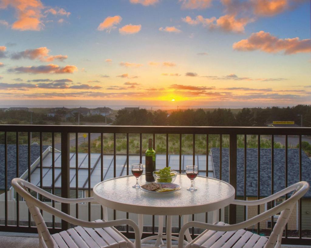 WorldMark Surfside Inn - Tap to explore photos