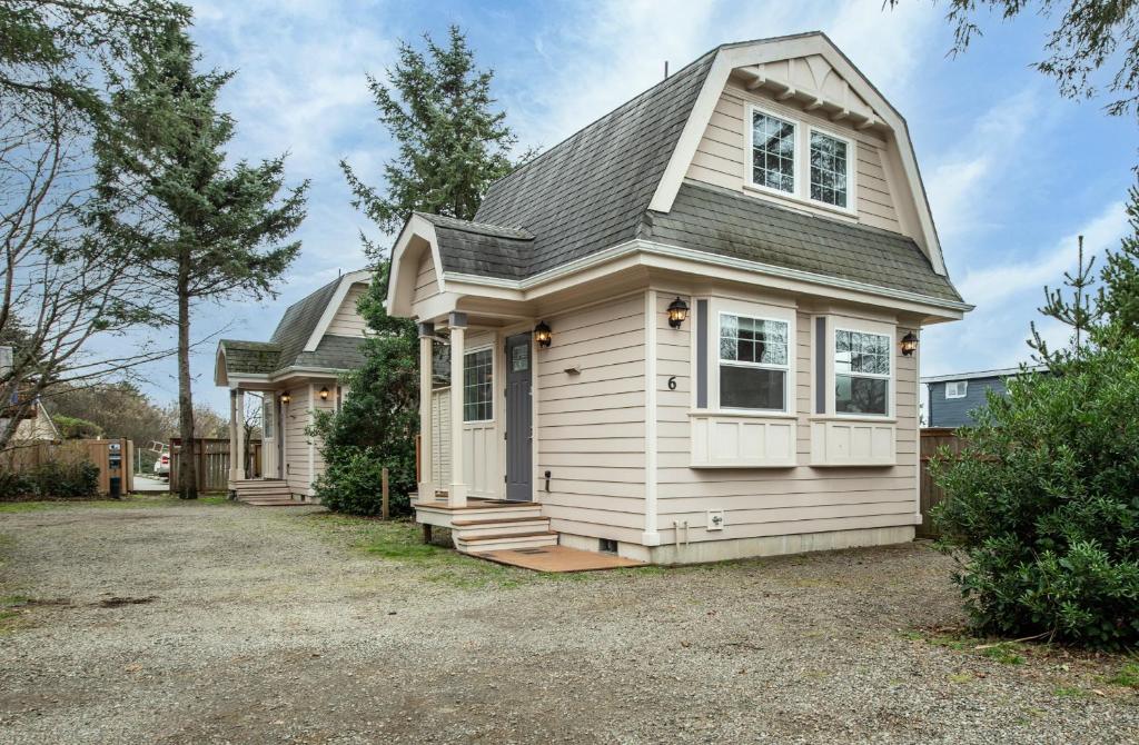 Sea Breeze Cottages image