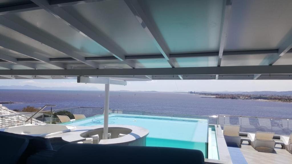 GORDON's SHORE LUXURY APARTMENTS - Solar Powered photo 2