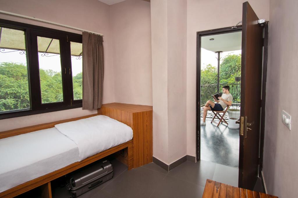 Одноместный (Одноместный номер с балконом), Minimalist Poshtel & Suites