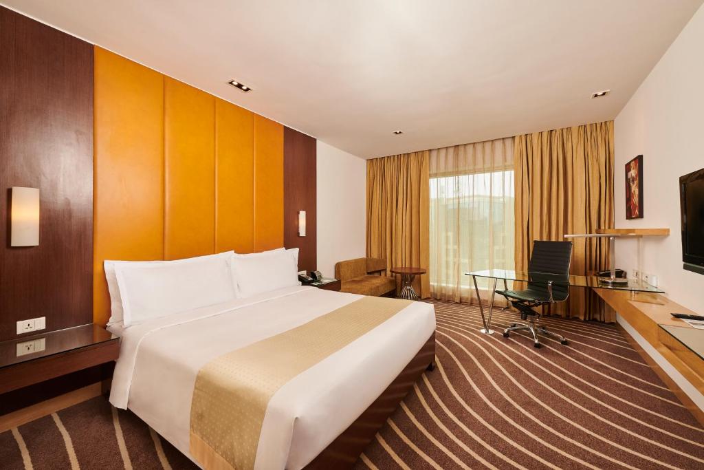 Двухместный (Улучшенный номер с кроватью размера «king-size»), Holiday Inn Mumbai International Airport