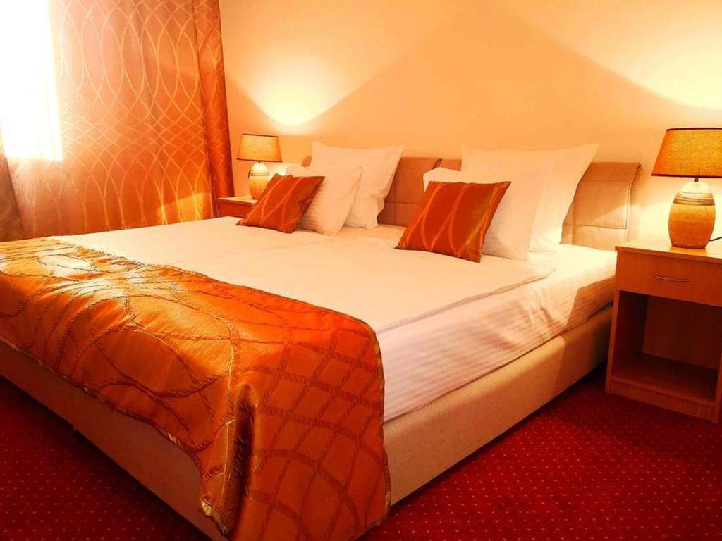 Двухместный (Улучшенный двухместный номер с 1 кроватью), Hotel N