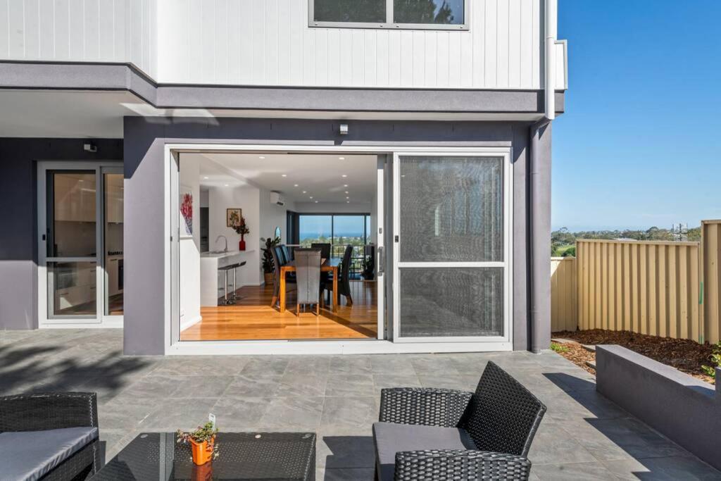 Brand new house, amazing views, walk to the beach! photo 3