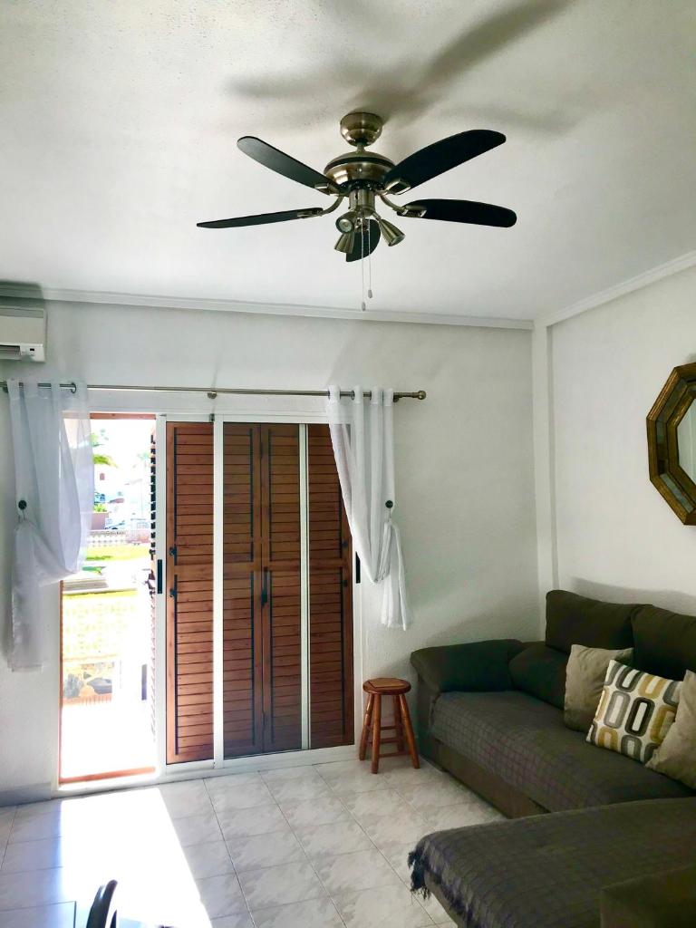 2-Bed Apartment 10 min drive to the Beach! photo 2