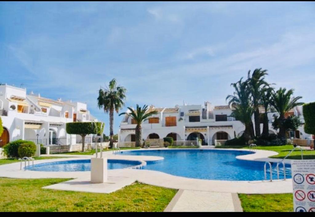 2-Bed Apartment 10 min drive to the Beach! photo 3