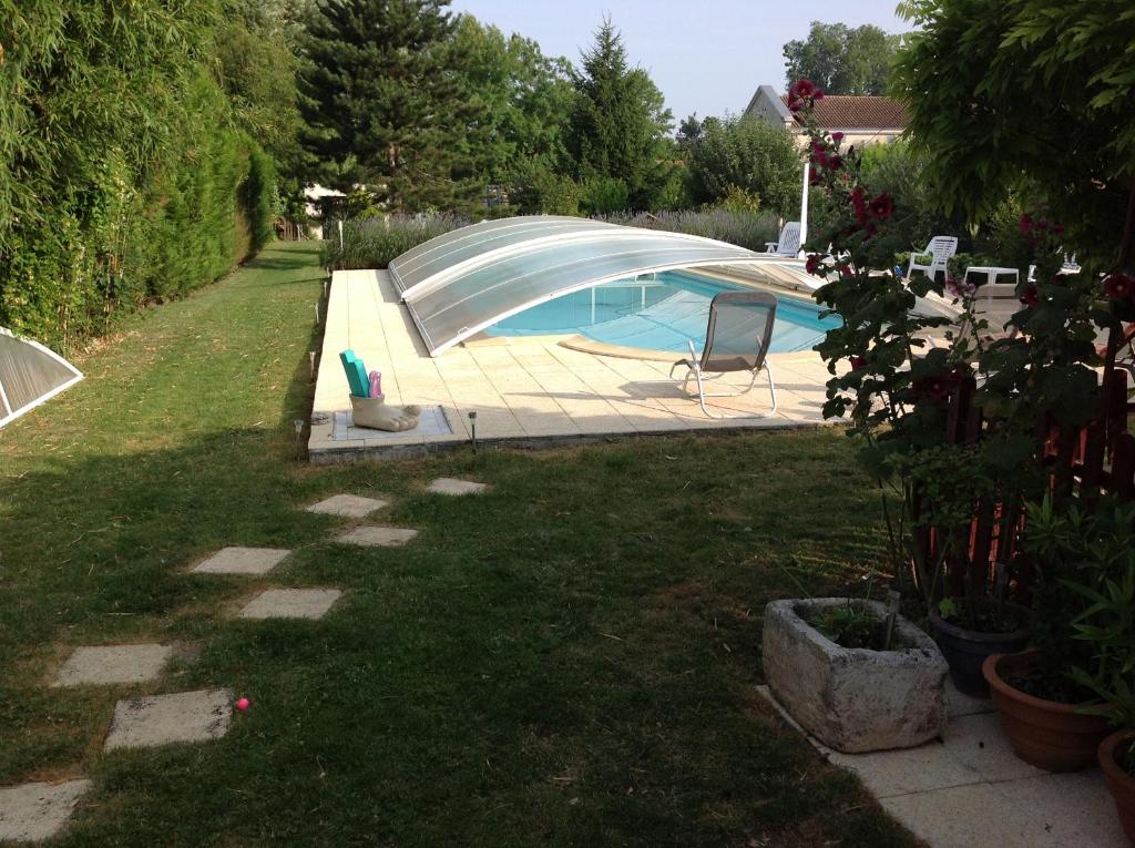 Studio avec piscine privee jardin clos et wifi a Saint Jean d'Angely photo 3