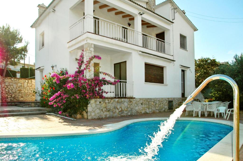 4 bedrooms appartement with private pool enclosed garden and wifi at Canyelles 6 km away from the beach photo 4
