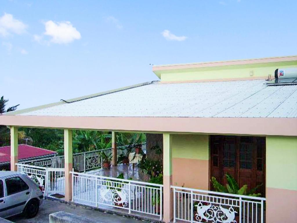 Maison de 2 chambres avec vue sur la mer jardin clos et wifi a Le Robert a 5 km de la plage