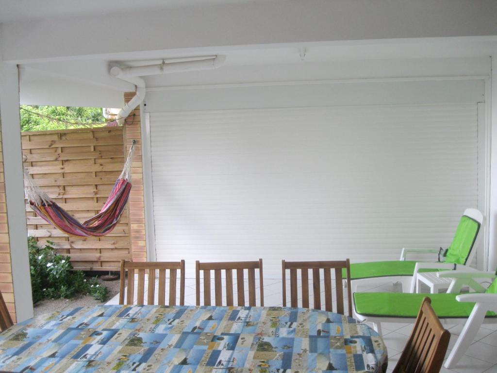 Maison de 2 chambres avec vue sur la mer jardin clos et wifi a Le Robert a 5 km de la plage photo 3