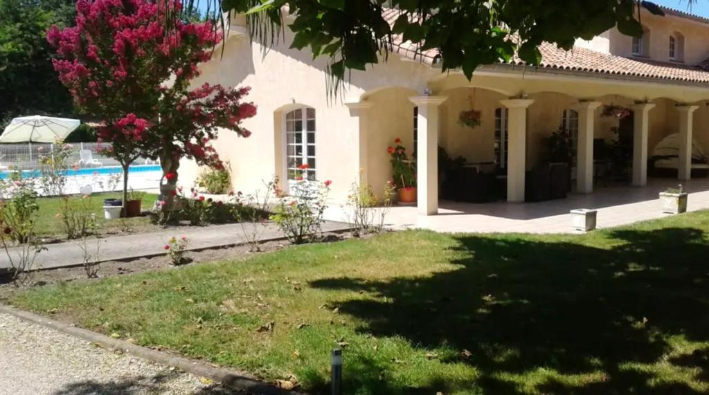 Maison de 3 chambres avec piscine partagee jardin amenage et wifi a Begadan photo 1