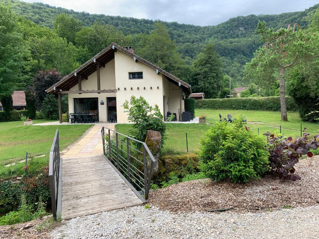 Chalet l'Arcange 2 a 8 personnes au calme bord riviere Lizon Franche Comte photo 3