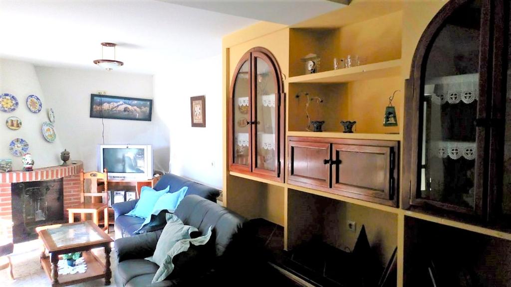 5 bedrooms house with shared pool enclosed garden and wifi at Sotillo de la Adrada photo 2