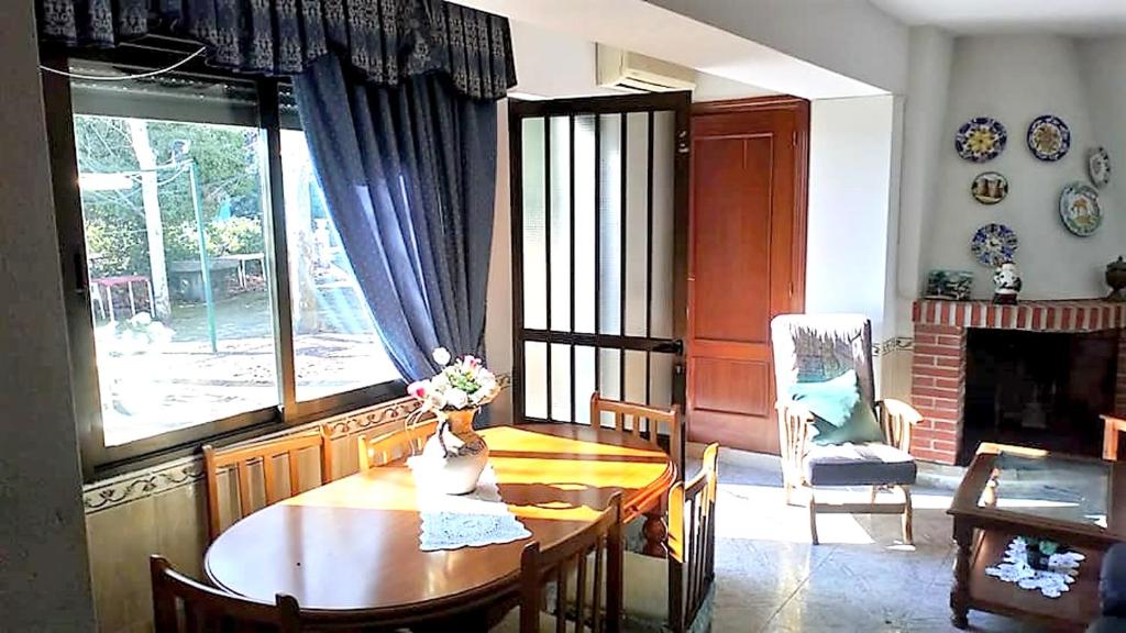 5 bedrooms house with shared pool enclosed garden and wifi at Sotillo de la Adrada photo 4