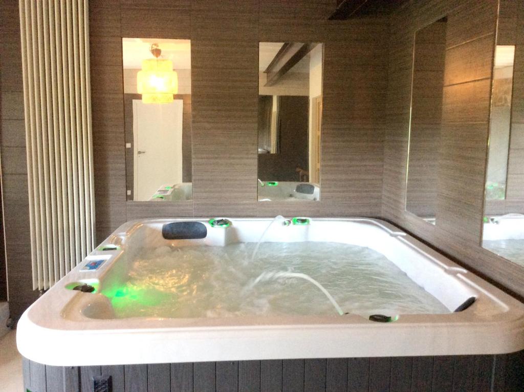 Maison de 3 chambres avec piscine partagee jacuzzi et jardin amenage a Abjat sur Bandiat photo 3