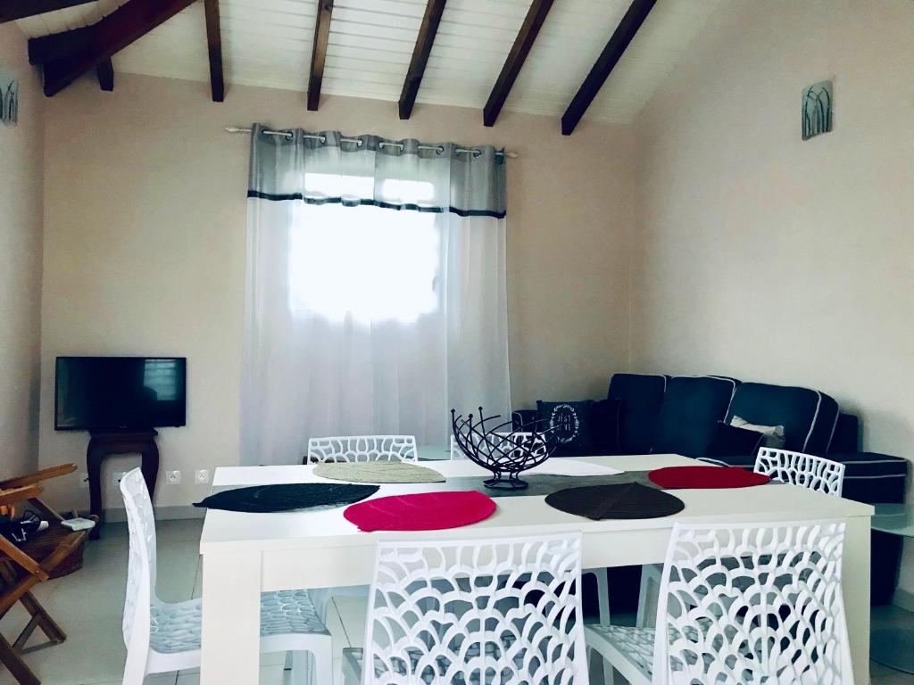 Maison de 2 chambres avec vue sur la mer jacuzzi et jardin clos a Petit Canal a 8 km de la plage photo 2