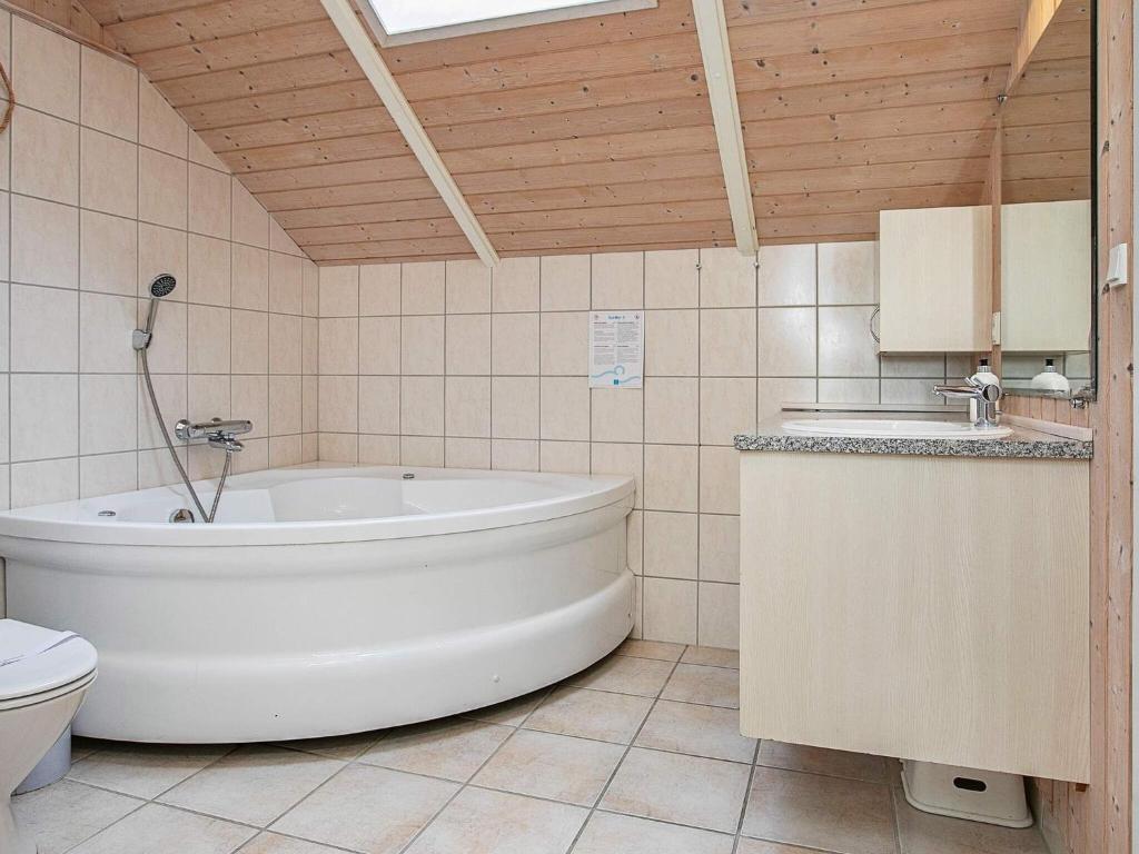 Four-Bedroom Holiday home in Væggerløse 8 photo 2