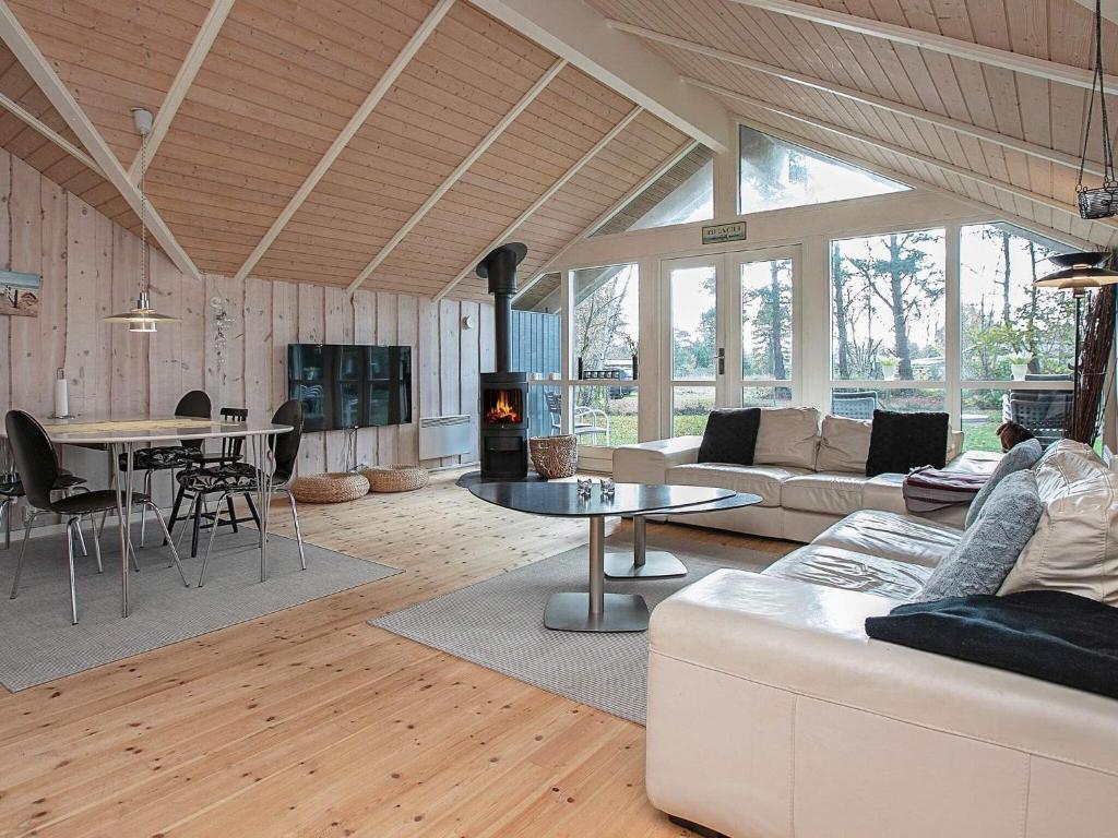 Four-Bedroom Holiday home in Væggerløse 8 photo 4