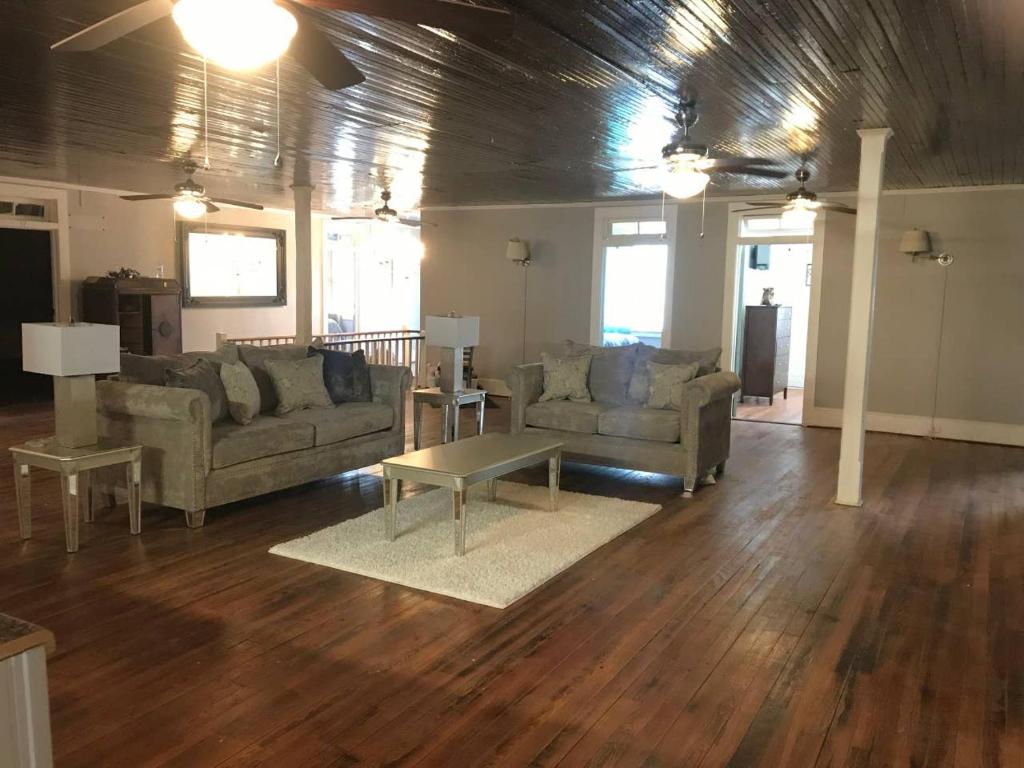 Bella's Boutique Hotel image