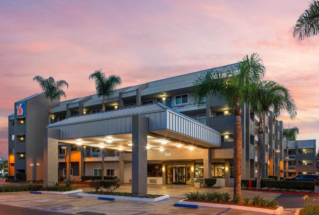 Motel 6-Anaheim, CA - Maingate image