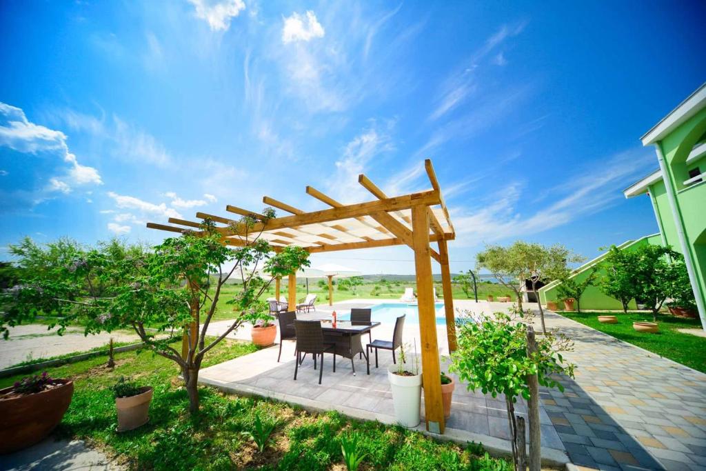 One bedroom appartement at Ljubac 300 m away from the beach with sea view shared pool and garden photo 1