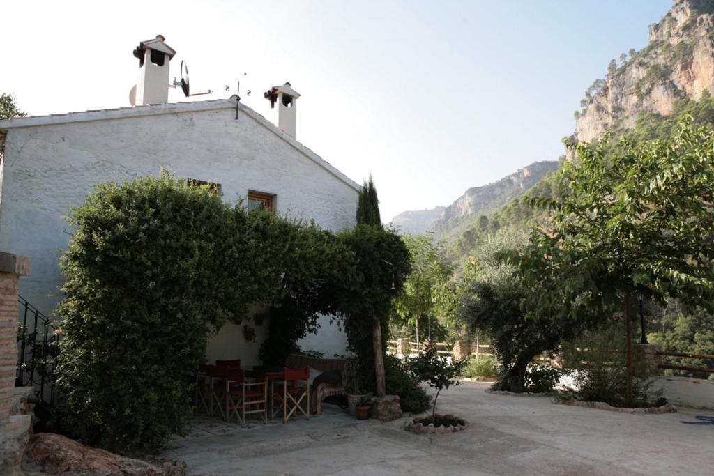 5 bedrooms villa with private pool enclosed garden and wifi at Sorihuela del Guadalimar photo 2