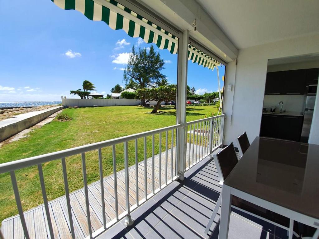 Appartement d'une chambre a Sainte Anne a 3 m de la plage avec vue sur la mer jardin clos et wifi photo 2