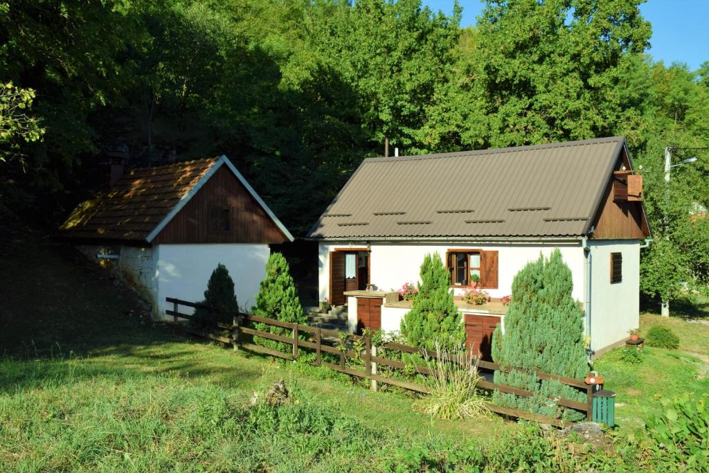 2 bedrooms chalet with jacuzzi furnished garden and wifi at Gospic photo 2