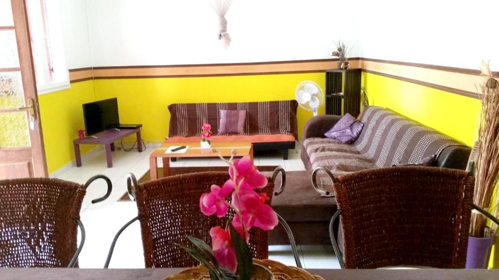 Appartement de 2 chambres avec piscine privee jacuzzi et jardin clos a Le Moule photo 4