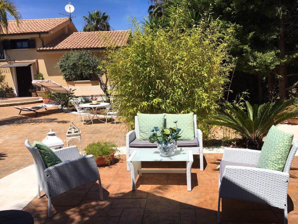 4 bedrooms villa with private pool jacuzzi and enclosed garden at Partinico 9 km away from the beach photo 4