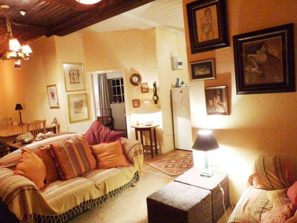 Cosy 6 Person Cottage with Mountain View photo 2