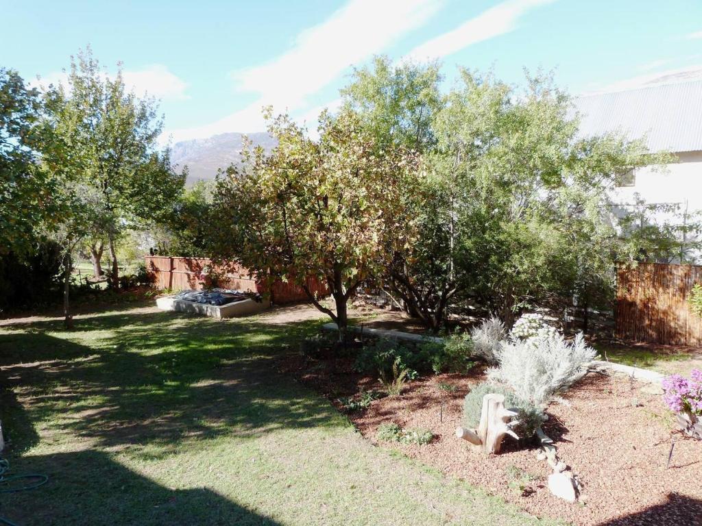 Cosy 6 Person Cottage with Mountain View photo 4