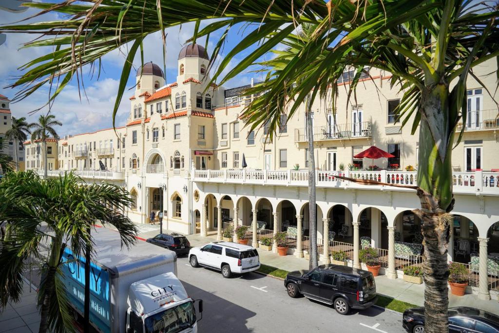 Palm Beach Historic Hotel Petite Retreat 1 block to beach! New bed! Improved Internet! Valet parking included!